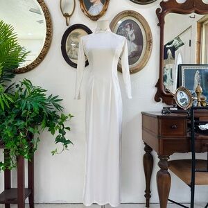 Elegant White Long-Sleeve Maxi Dress - Classic Silhouette